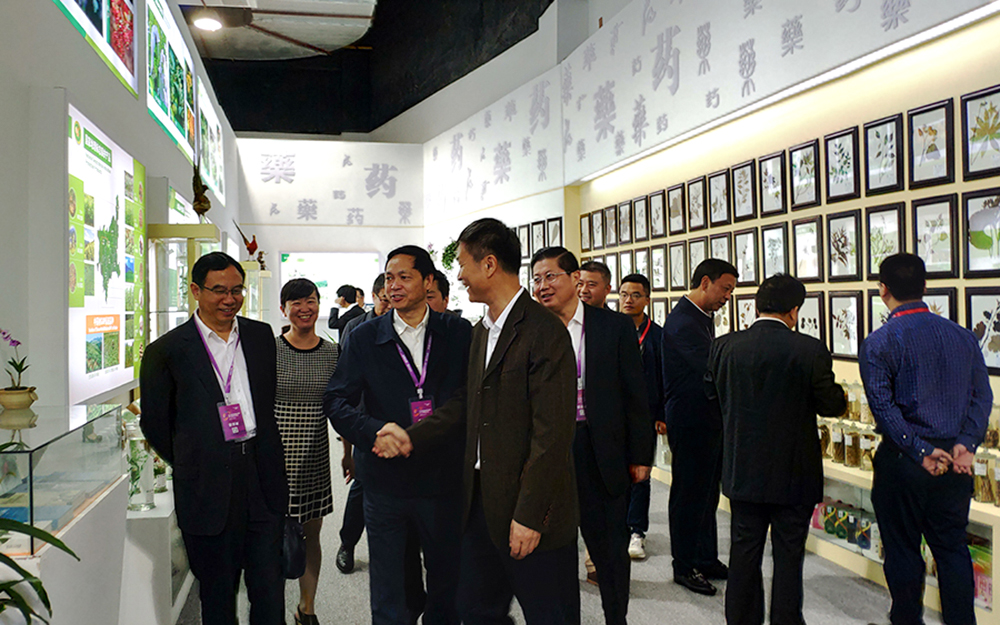 湖北省农业科学院书记刘晓洪巡馆